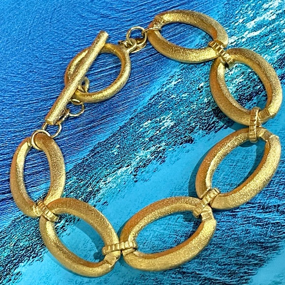 RIVKA FRIEDMAN 18K GOLD CLAD BOLD SATIN OVAL LINK STATION TOGGLE BAR BRACELET - Picture 9 of 10